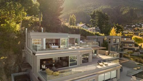 Fernhill Apartment | Lordens Penthouse- Hot Tub- BBQ- Gas Fire
