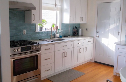 Stratford House | Lordship Charmer HAS IT ALL! Comfortable stay, accessible, family friendly!