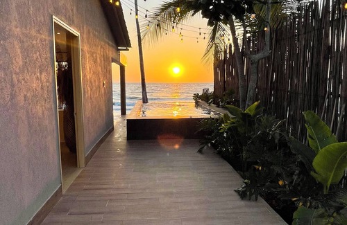 Tolu House | Loretta Beach House + Infty Pool