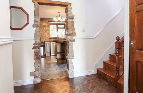 Caergwrle House | LORIEN, pet friendly, character holiday cottage in Caergwrle