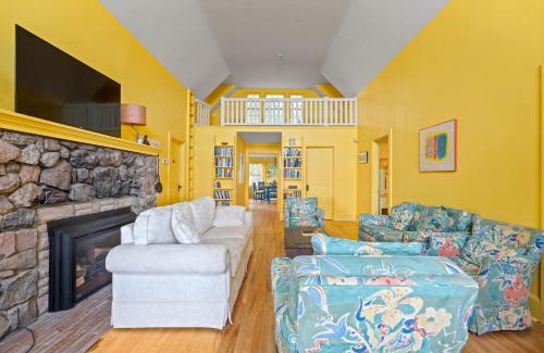 Port Colborne House | Lorraine Bay Private Waterfront Escapes Main House and Cottage Rentals