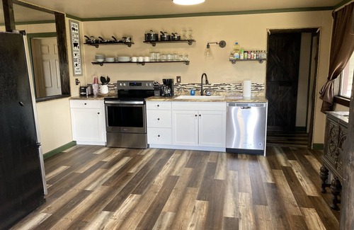 Parshall House | Lost Cabin - Horses and Pets Welcome!