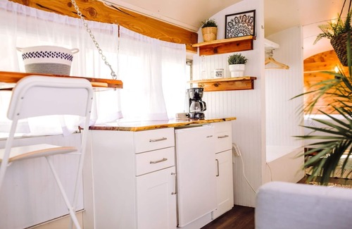 St. Clair RV Rental | Lost Hill Lake Blue Sky Bus