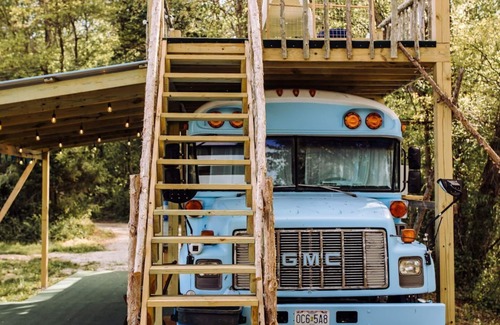 St. Clair RV Rental | Lost Hill Lake Blue Sky Bus