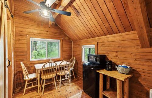 Grantsdale House | Lost Horse Lodge Double Queen Cabin 19 - PetsOK