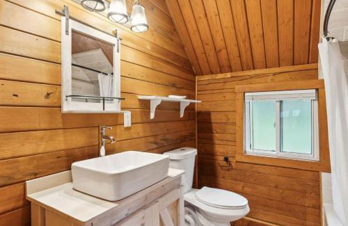 Grantsdale House | Lost Horse Lodge Double Queen Cabin 20