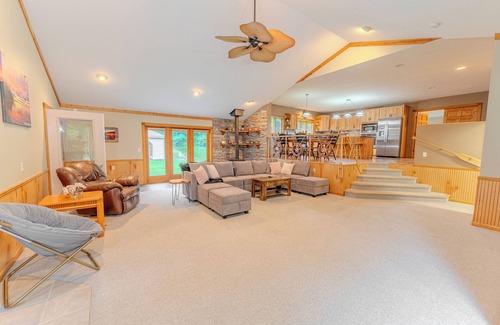 Munising House | Lost in the Woods- Sleeps 10, ATV-friendly roads, and a fire pit.