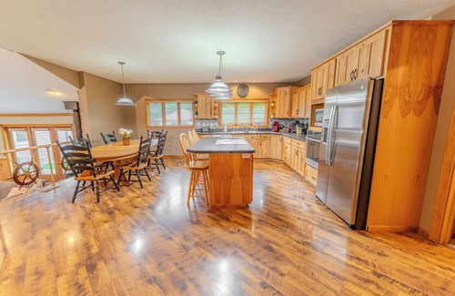Munising House | Lost in the Woods- Sleeps 10, ATV-friendly roads, and a fire pit.