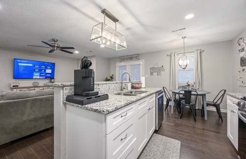 Cartersville House | Lots of Hot Spots & Activities Near This Townhome