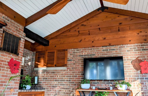 Bedford House | Lots of space (3200 sq ft), huge park like setting, and Amazing Location!!!!