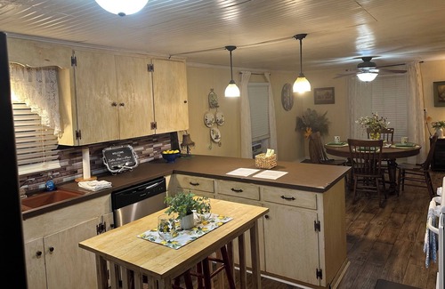 Nacogdoches House | Lottie Mae’s Place has a warm cozy homely vibe. 2 minutes from town