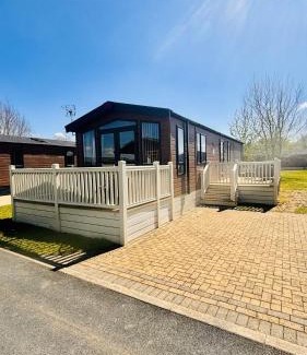 Malton Cabin | Lottie's Lodge With Hot Tub