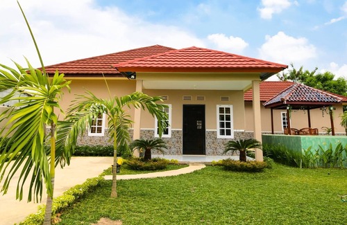 Palembang Villa | Lotus Villa 3 Bedroom Villa with Swimming Pool