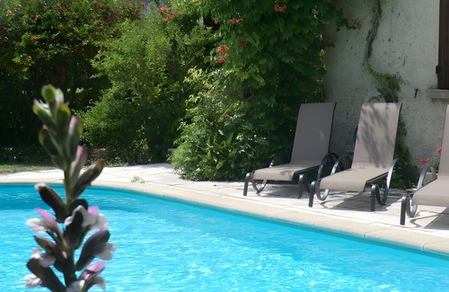 Vedene Villa | Lou Brès in Provence near Avignon with swimming pool and private gardens Wi Fi and air conditioning