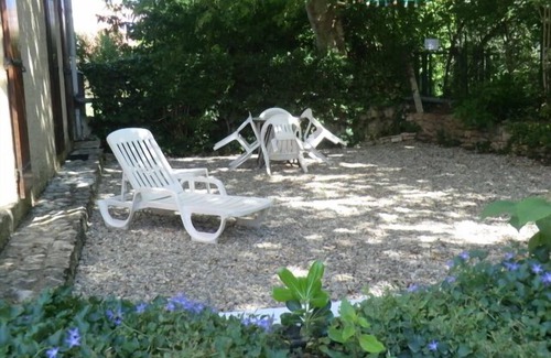 Vedene Villa | Lou Brès in Provence near Avignon with swimming pool and private gardens Wi Fi and air conditioning