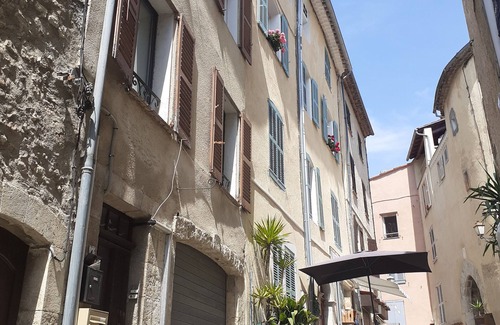 Fayence House | Lou Calado
