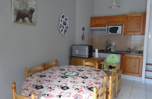 Peyragudes Apartment | Loudenvielle. Large T2 cabin 4/6 pers. comfortable, terrace with a blind