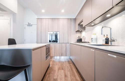 Burnaby Apartment | Lougheed Sky Retreat, King Suite with Balcony and Parking