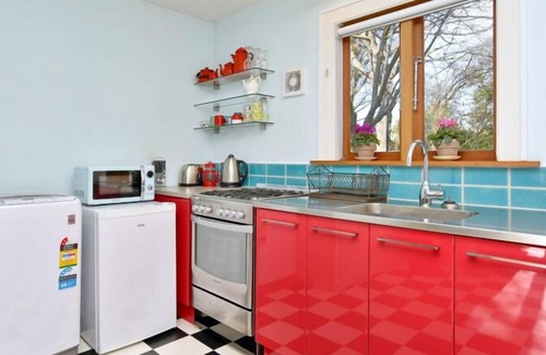 Christchurch City Centre Apartment | Louisa Chandler – Retro Charm by the City