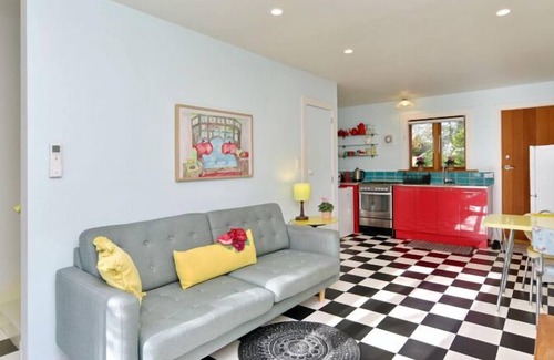 Christchurch City Centre Apartment | Louisa Chandler – Retro Charm by the City