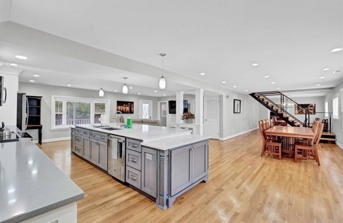 Buechel House | Louisville Country Manor - Pool & Pickleball!