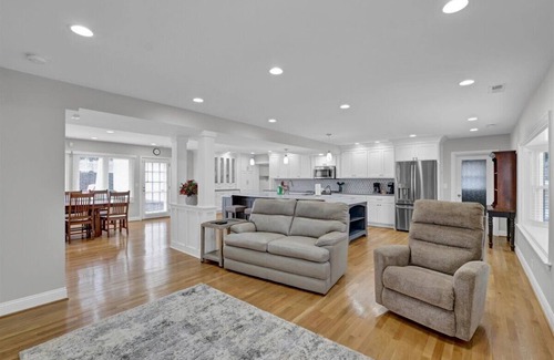 Buechel House | Louisville Country Manor - Pool & Pickleball!