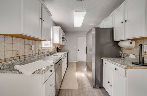 Highview House | Louisville Home w/Large Yard: 15 Mi to Downtown!