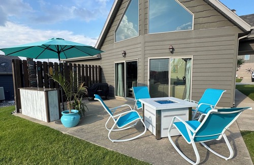 Spirit Lake House | Lounge at the Lake with 6 daily waterpark passes! Bridges Bay resort.