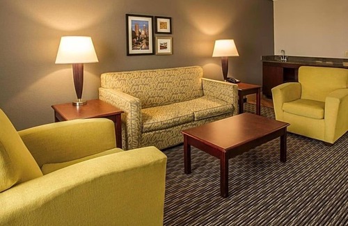 Arsenal House | Lounge by the Pool! 3 Spacious Units, Free Breakfast, Parking, Pets Allowed!