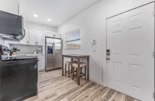 Pinecrest West Park Apartment | Lounge Getaway – Minutes from Buccaneers Stadium, Airport & Entertainmentn