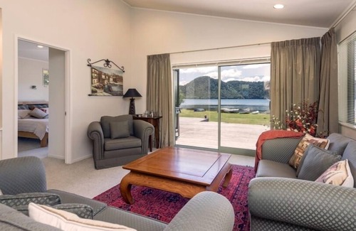 Lake Okareka House | LOUNGE TO LAWN TO LAKE - WATERFRONT