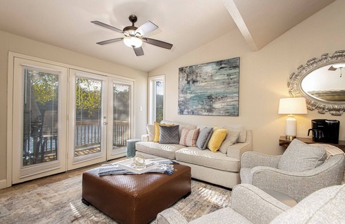 Royal Condo | Loungin’ on the LakenQuiet spot to relax and enjoy lake views!