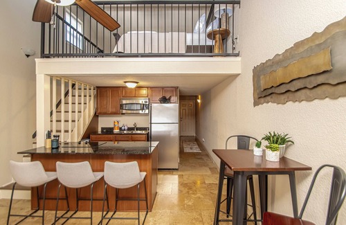 Royal Condo | Loungin’ on the LakenQuiet spot to relax and enjoy lake views!