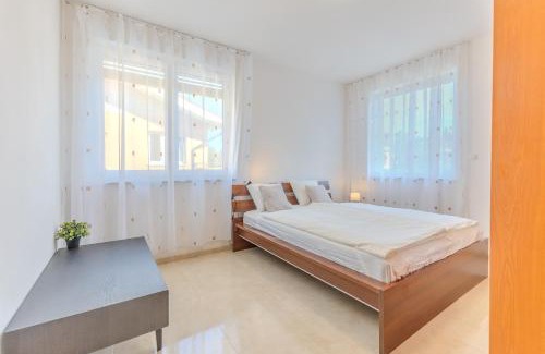 Brevnov Apartment | Loutkářská Apartment - Near Airport, Parking