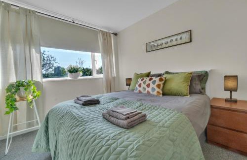 West Hill Apartment | Love-All Wimbledon Apartment with free parking
