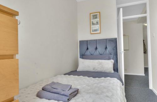 West Hill Apartment | Love-All Wimbledon Apartment with free parking