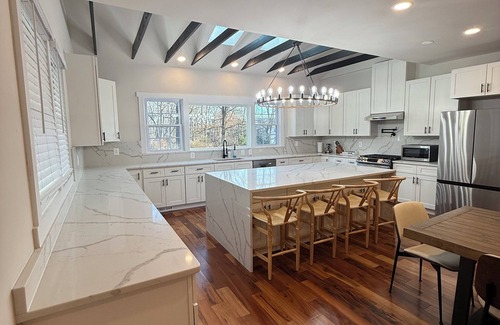 Annandale House | Love at first stay! Luxury 4 bed 4 bath near DC! Clean with EV charger! Family!
