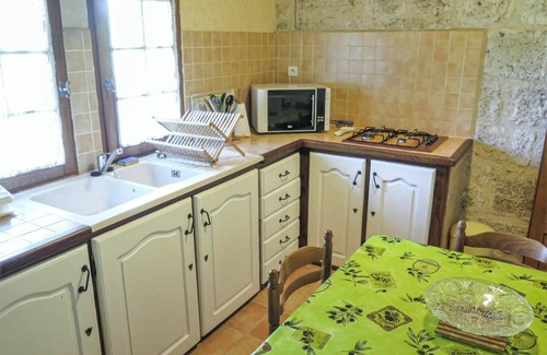 Dondas Villa | Lovely apartment in villa for 4 people with pool, TV, terrace and parking