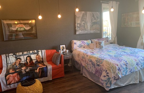 Lethbridge Apartment | Love Friends? Monica , Rachel and now yours !