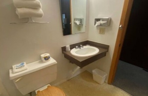 International Falls Hotel | Love Hotels Voyageur by OYO at International Falls MN