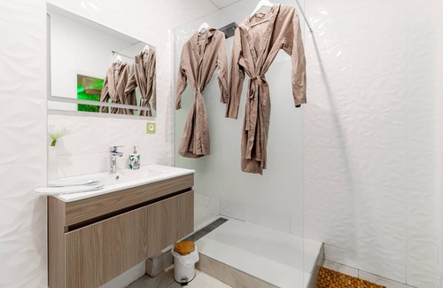 Rhone Apartment | Love Jacuzzi