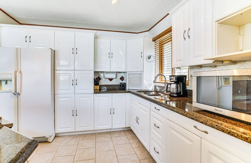 New Richmond House | 'Love Lake Retreat’ w/Hot Tub in New Richmond!