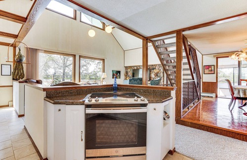 New Richmond House | 'Love Lake Retreat’ w/Hot Tub in New Richmond!