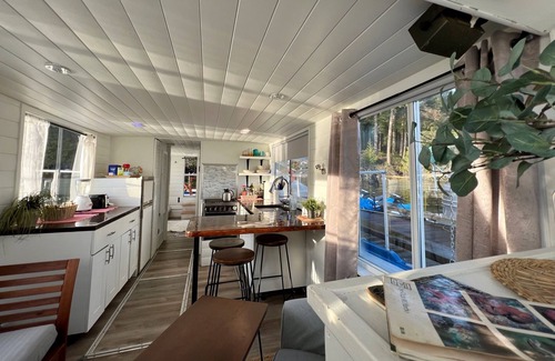Port Moody Boat Rental | Love nest afloat: your floating oasis