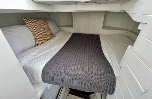 Port Moody Boat Rental | Love nest afloat: your floating oasis