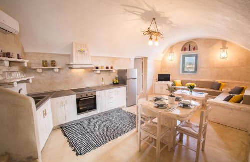 Akrotiri Villa | Love Nest with hot tub, hammam & outdoor cinema