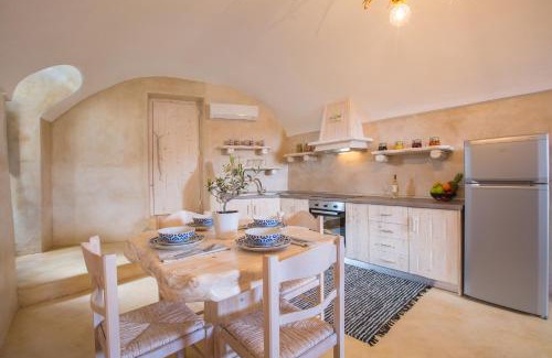 Akrotiri Villa | Love Nest with hot tub, hammam & outdoor cinema