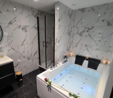 Montbrison Apartment | LOVE ROOM - Amour Chic et Intime