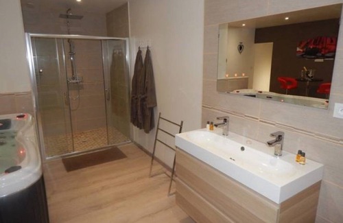 Bort-les-Orgues Bed & Breakfast | Love Room - Auvergne, Massif Central, at the Foot of the Volcanoes