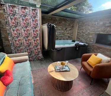 Le Perrier House | Love room avec spa privé